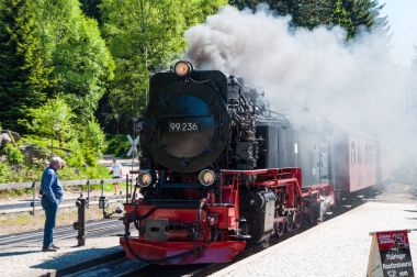 Eski buharlı tren Brockenbahn üzerinde