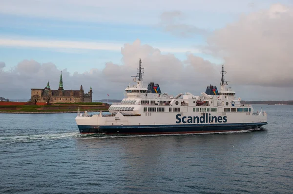 Scandlines ferry Hamlet plachtění pass Kronborg castle — Stock fotografie