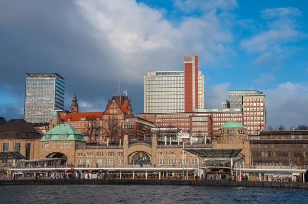 Landungsbrucken pier, Hamburg, Németország — Stock Fotó