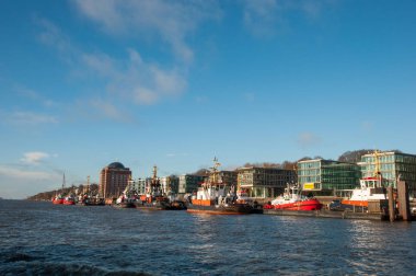 Hamburg liman içinde iskelede römorkör