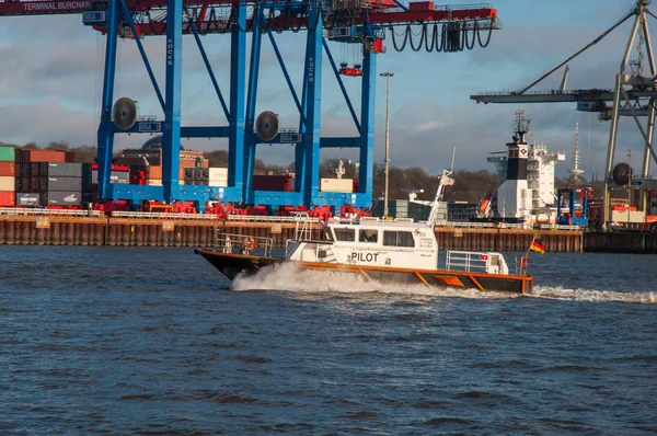 Pilot boot zeilen snel in de haven van Hamburg — Stockfoto