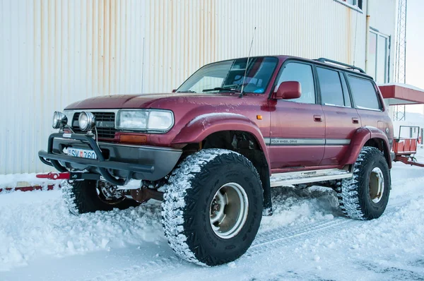 Toyota Land Cruiser modifié islandais sur de grandes roues dans la neige — Photo