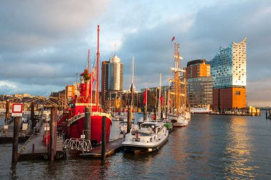 Tekneler ve Hamburg liman binalarda