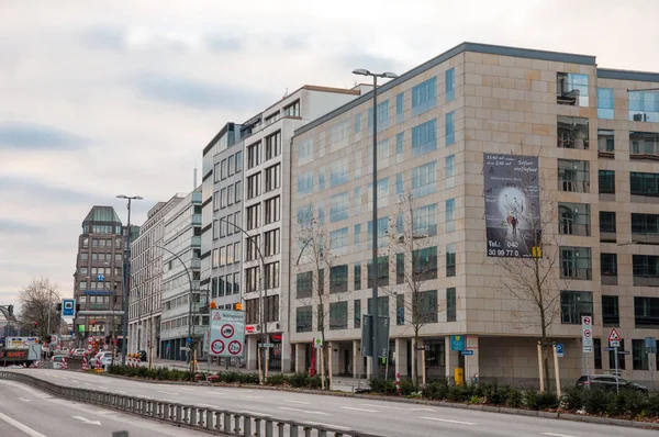 Rue et bâtiments dans le centre ville de Hambourg — Photo