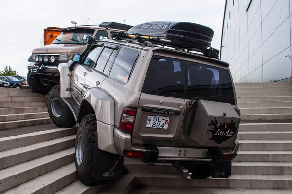 Islandština upraven Nissan Patrol na velké pneumatiky — Stock fotografie