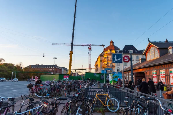 Bicicletas estacionadas em frente à estação ferroviária de Osterport, na Dinamarca — Fotografia de Stock