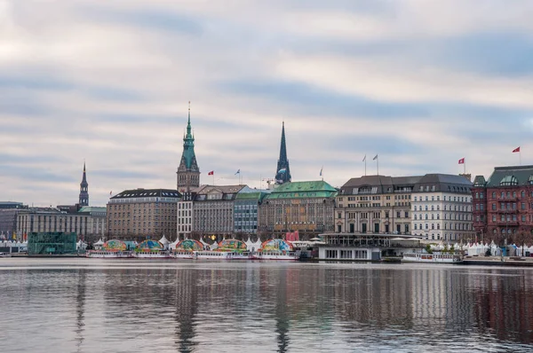 Az Alster-tó közelében fekvő magányos épületekig — Stock Fotó