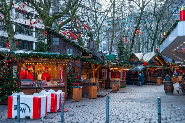Mercado de Navidad en una plaza de Hamburgo — Foto de Stock
