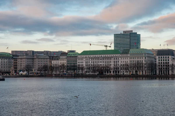 Byggnader nära sjön Alster — Stockfoto