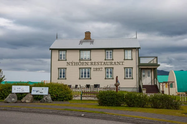 İzlanda kırsal kasabada eski bir binada yerel Restoran — Stok fotoğraf