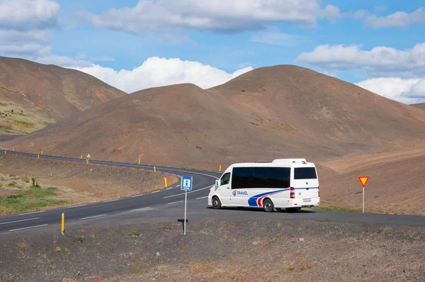 Turistický autobus v Namaskard mountain pass v Severní Island — Stock fotografie