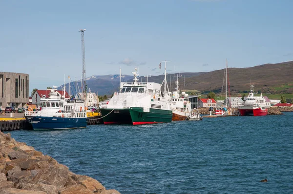 Safari baleine bateaux dans le port d'Akureyri — Photo