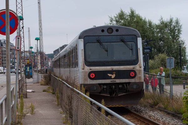 A Danish DSB train passing through Aarhus city center — Stock Photo, Image