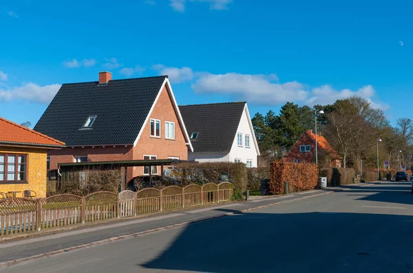 Bostäder gata i staden av Hoeng i Danmark — Stockfoto
