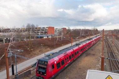 Hoje Taastrup tren istasyonuna Danimarka Danimarka yerel tren geldiğinde