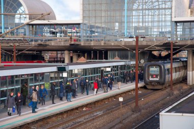Hoje Taastrup, tren bekleyen insanlar tren istasyonu