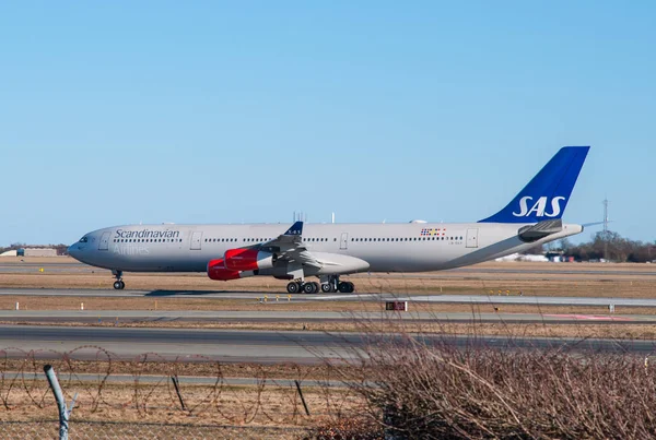 SAS Airbus A340 přijíždějící na Letiště Kodaň — Stock fotografie