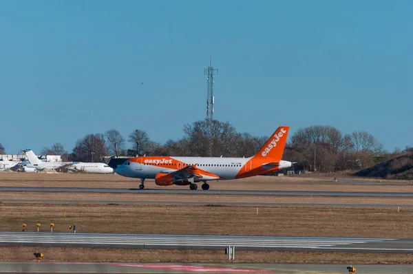 EasyJet Airbus A319 op de landingsbaan op de Luchthaven Kopenhagen — Stockfoto