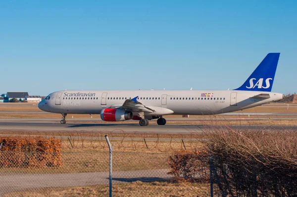 SAS Airbus A321 pojíždění na letišti Copenhagen airport — Stock fotografie