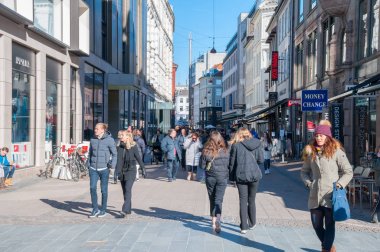 İnsanlar alışveriş caddesi Stroget