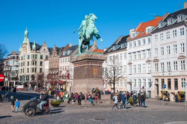 Gente disfrutando de un soleado día de primavera en el centro de Copenhague — Foto de Stock