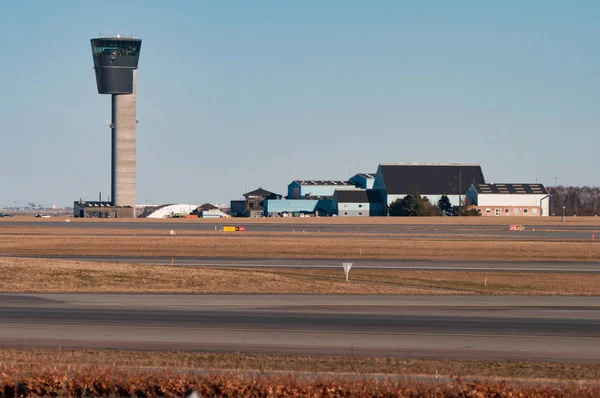 Řídící věž a hangáry na kodaňském letišti — Stock fotografie