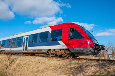 Lokaltog tüysüz 41 tren seti parlak kış gününde