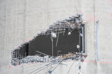 Bir yıkım eski bir beton ambar ve hazırlığı