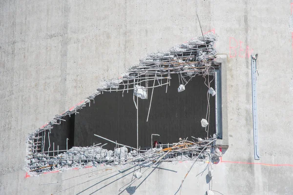 Bir yıkım eski bir beton ambar ve hazırlığı