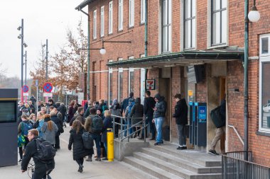 Otobüsün önüne Vordingborg için bekleyen yolcular tren istasyonu