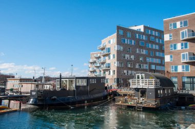 Yüzen ve Kopenhag limanının modern binalar