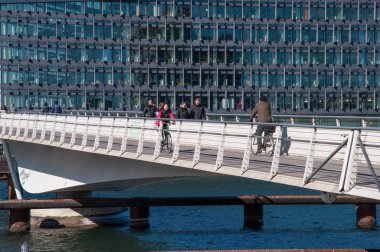 Bisiklet ve yürüyüş Bryggen köprüde