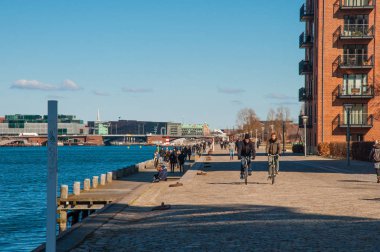 Islands brygge Kopenhag parlak bahar gününde