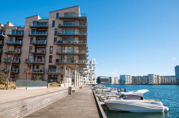 Набережная Копенгагена с современной архитектурой и лодками
