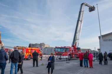 kamyon ve insanlar bir inşaat sahasında sonra başarısız bir darbe bir silo ateş aşağı