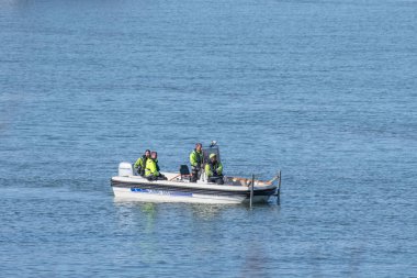 Küçük bir tekne yelken işçi