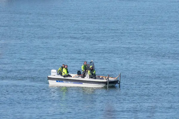 Travailleurs naviguant dans un petit bateau — Photo