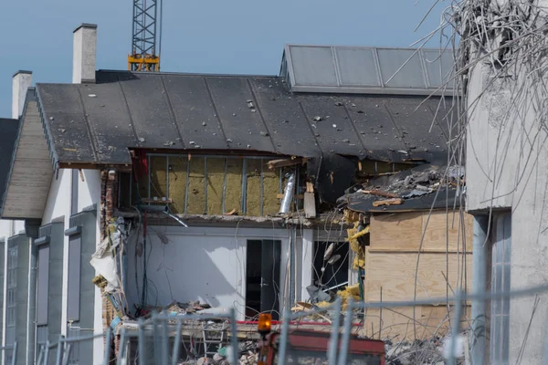 Beschadigde gebouw na een mislukte sloop — Stockfoto