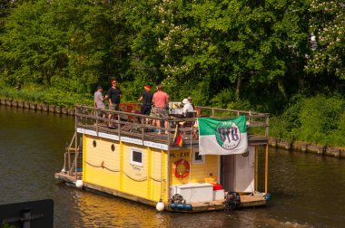 Yerliler kanallarında bir teknede akşam eğlencesi