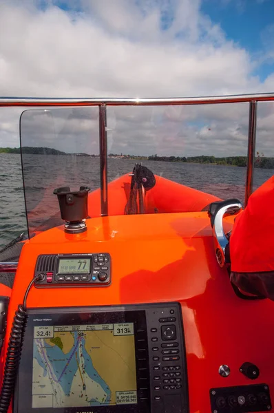 Danois SAR bateau de sauvetage en mer naviguant près de la côte — Photo