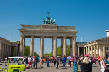 Turistler Pariser Platz'a kare üzerinde Brandenburger Tor önünde