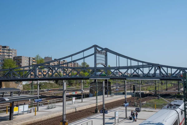 Берлин Gesundbrunnen железнодорожного вокзала и моста Swinemunder — стоковое фото