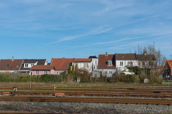 町の鉄道の近くの建物 — ストック写真