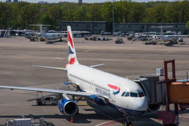 British airways Airbus A320 uçak Berlin-Tegel Havaalanı terminalinde
