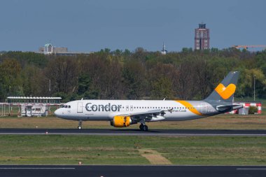 Condor Airbus A320 uçak Berlin-Tegel Havalimanı'nda