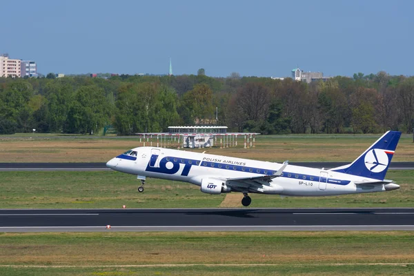 LOT Polish airlines Embraer 175 jet vzlétnout na letiště Berlín-Tegel — Stock fotografie