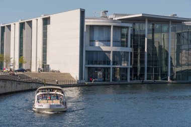 Kanal gezisi tekne yelken Paul LOB evi önünde