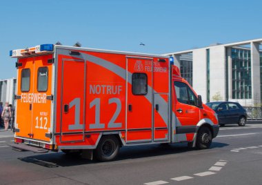 Berlin itfaiye yolda ambulanstan