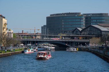 Spree Nehri üzerindeki tur tekneleri