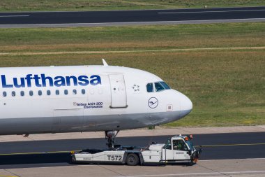 Berlin Tegel havaalanında Lufthansa Airbus A321